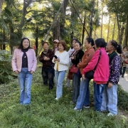 “银发摄影师”外景采风 定格深秋限定美景